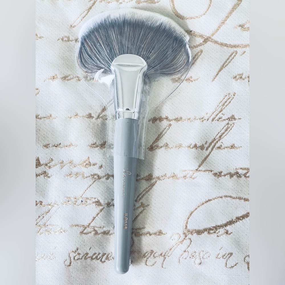 Gray Fan Makeup Brush